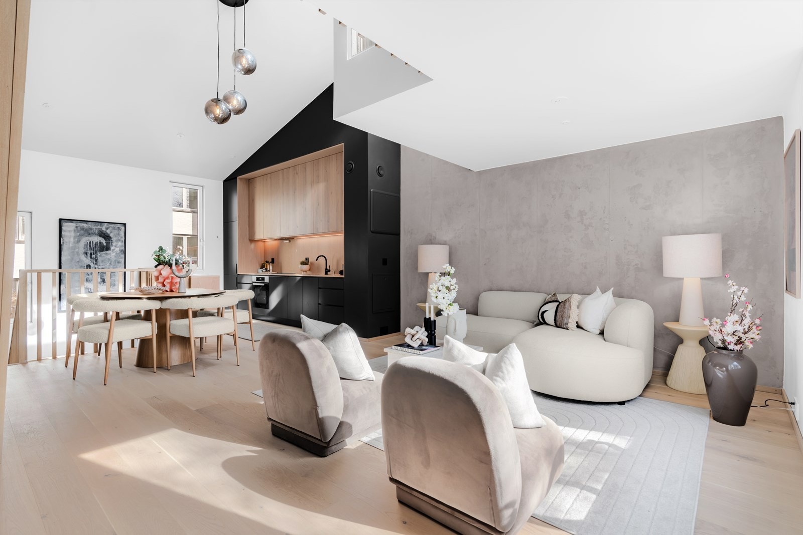 Gjennomgående høy standard preger boligen, med et aktivt bruk av eik og rå betong som skaper en eksklusiv og tidløs atmosfære. Galleribilde