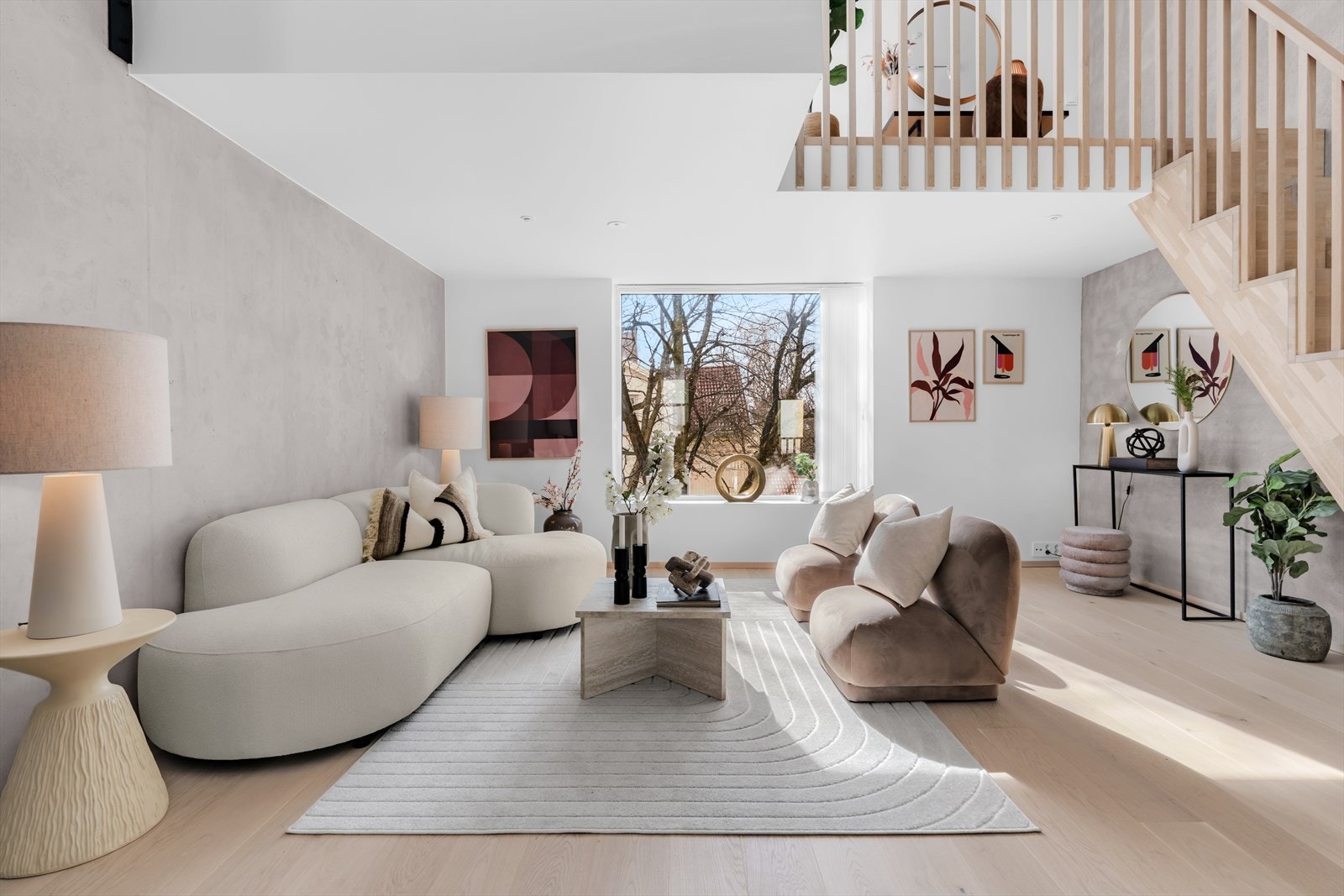 Stuen er lys og luftig med store vindusflater som slipper inn rikelig med naturlig lys. Galleribilde