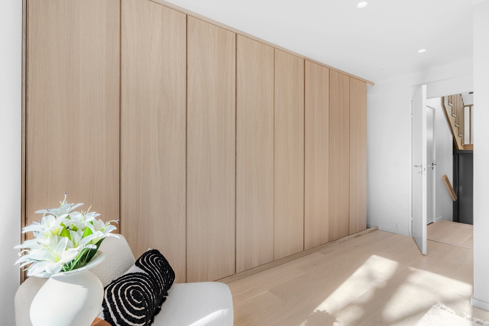 Dette gir både praktisk lagringsplass og et stilfullt, harmonisk uttrykk i rommet. Galleribilde