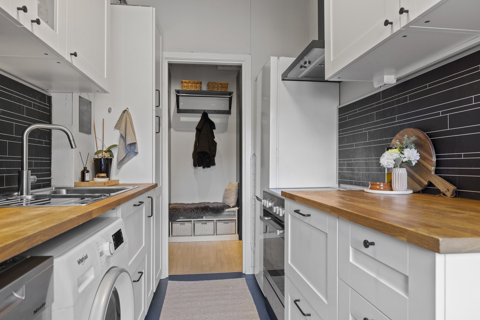 Det er godt med skap og benkeplass. Galleribilde