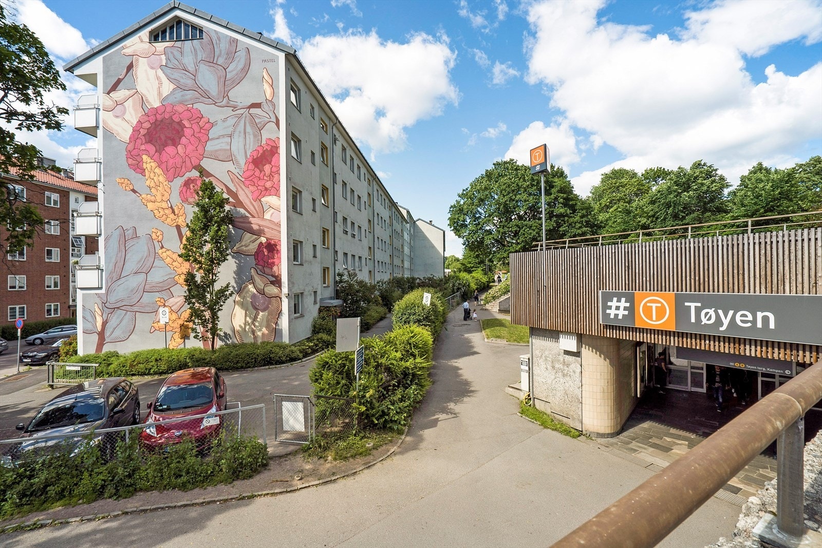 Rett ved leiligheten har man Tøyen T-banestasjon med tilgang til alle t-banens linjer Galleribilde