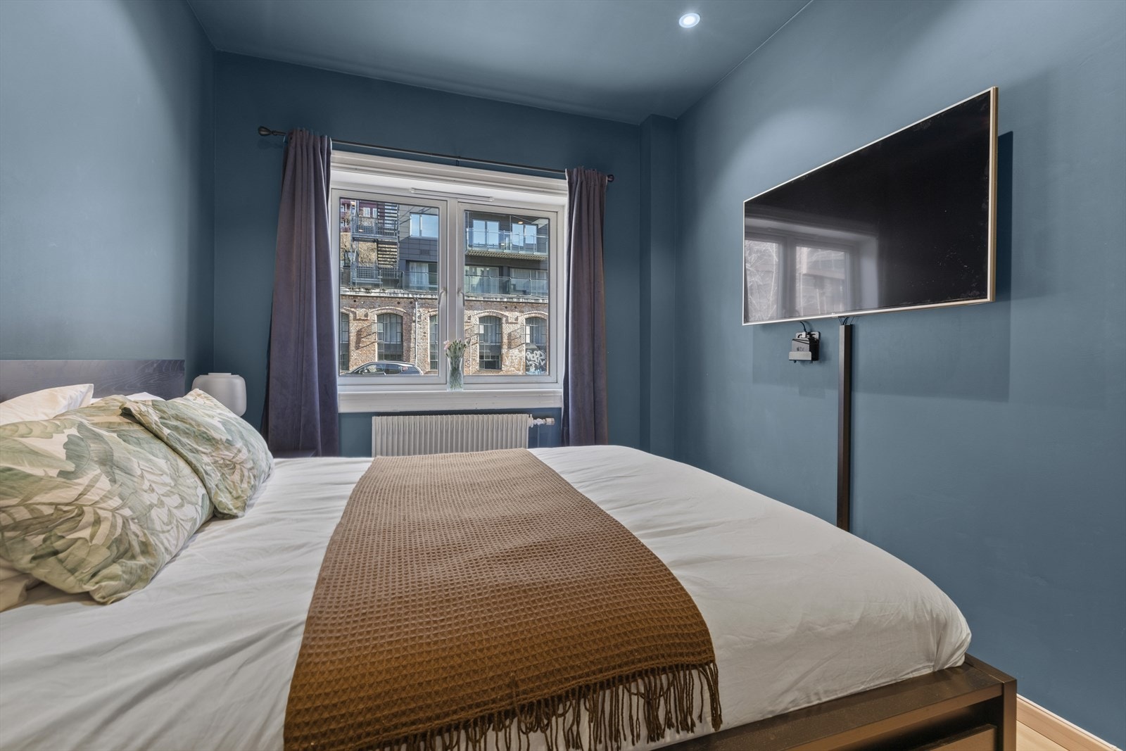 Soveromstak og soveromsveggen mot nabo lydisolert. Vegger og tak helsparklet og malt. Dimbare spotter og nye stikkontakter. Dette ble utført 2022. Galleribilde