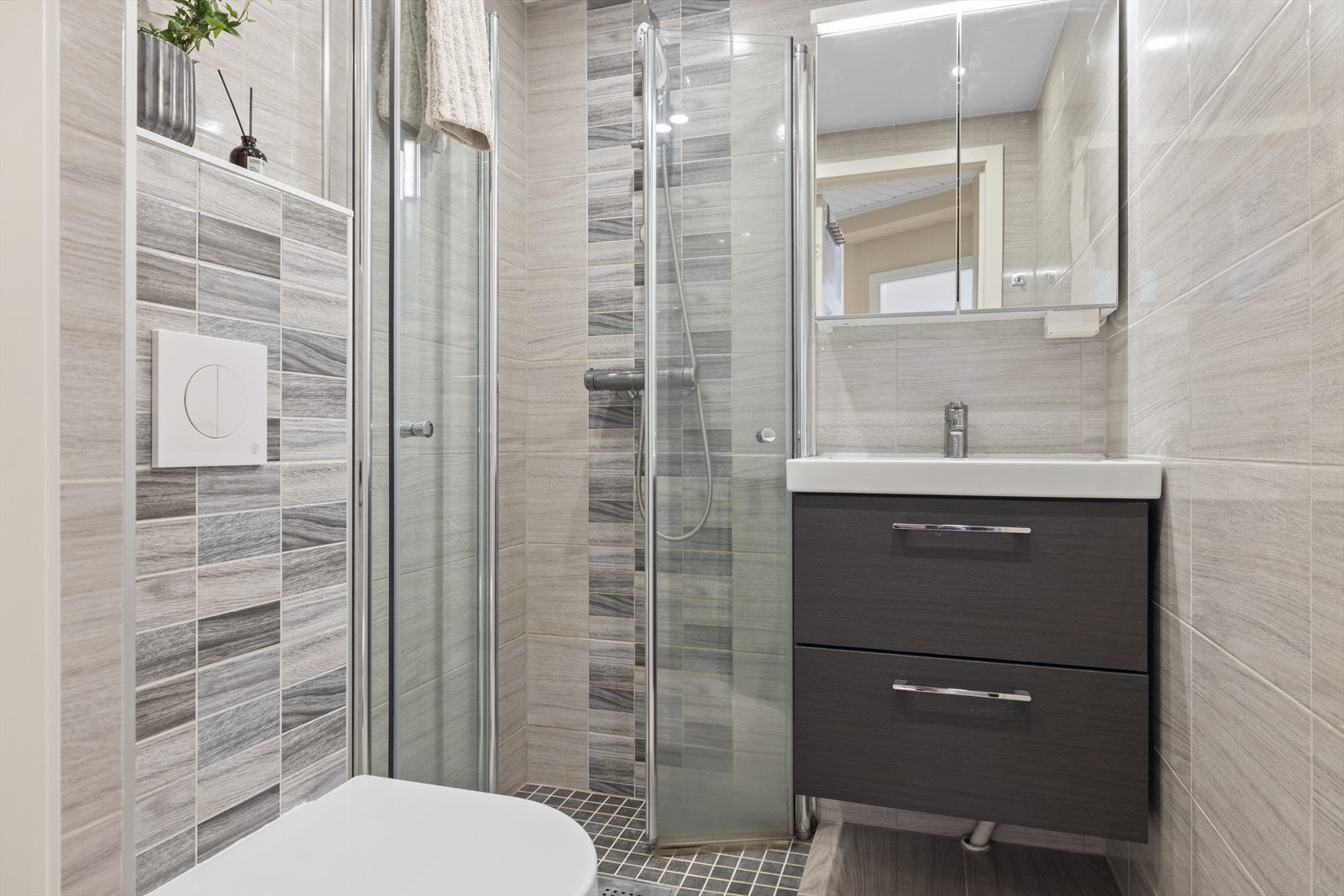 Gulvet er flislagt. Rommet har elektriske varmekabler. Elektrisk vifte på badet. Galleribilde