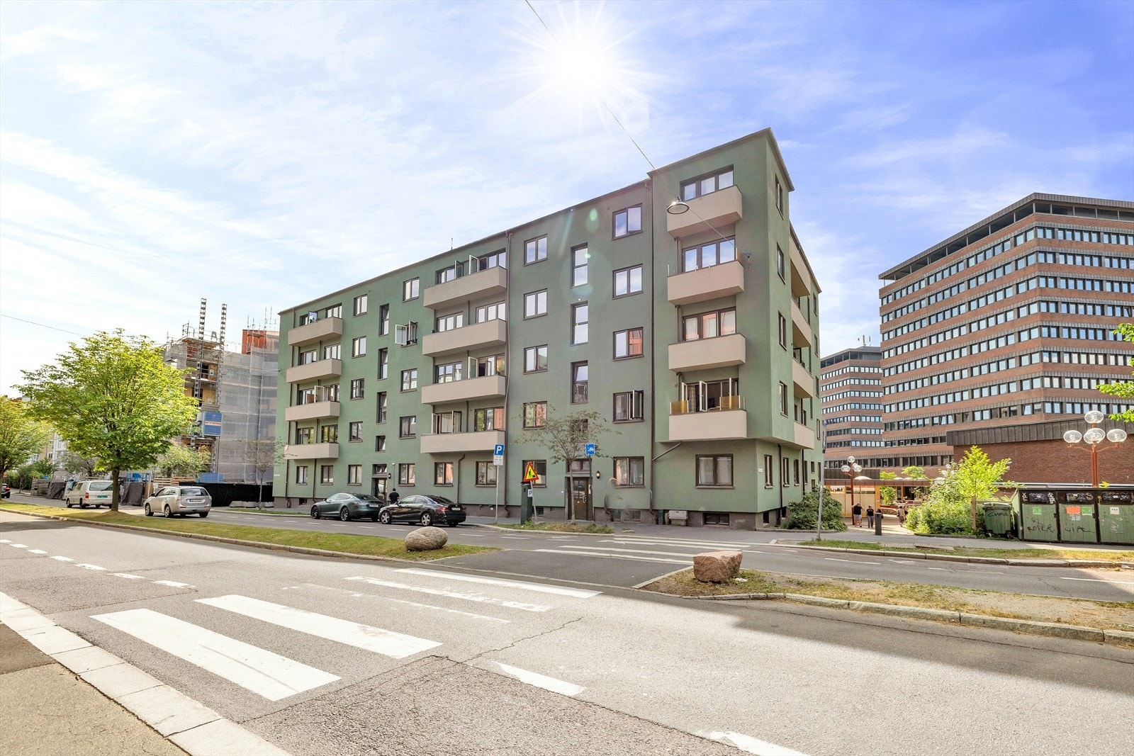 Fra Tøyen Torg som ligger på høyre side går alle T-banens linjer. Ellers har 20- og 60-bussen busstopp like ved bygget. Parker, serveringssteder og dagligvare rett i nærheten. Galleribilde