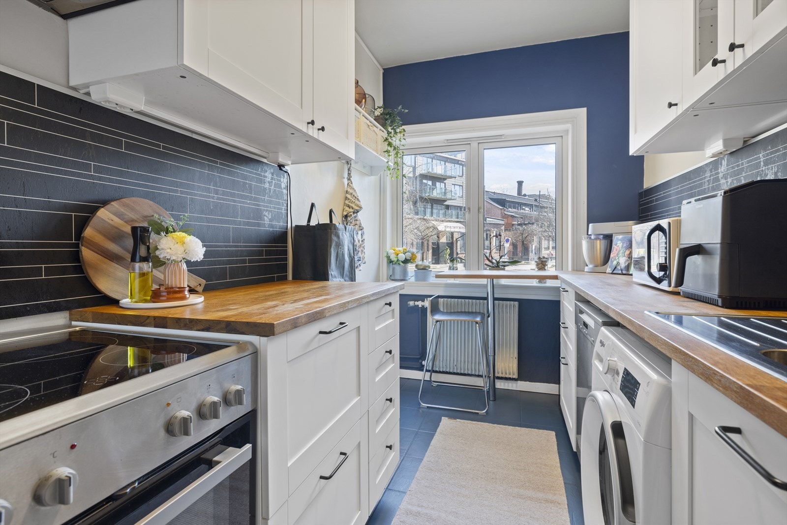 Separat kjøkken med opplegg til både oppvaskmaskin og vaskemaskin. Galleribilde