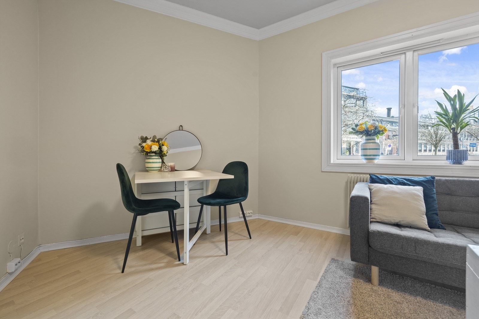 Malt og sparklet stuen samt sparklet og malt over tak-/gulvlister og dørkarmer. Dette ble utført i 2025. Galleribilde