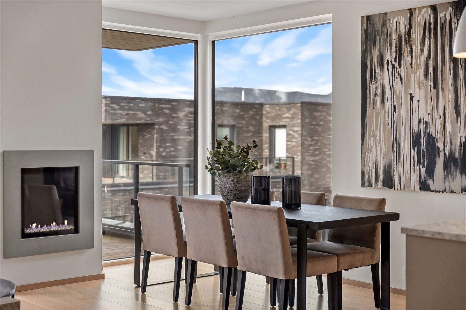 Spisestue med peis som skaper en lun og koselig atmosfære på vinterhalvåret. Galleribilde