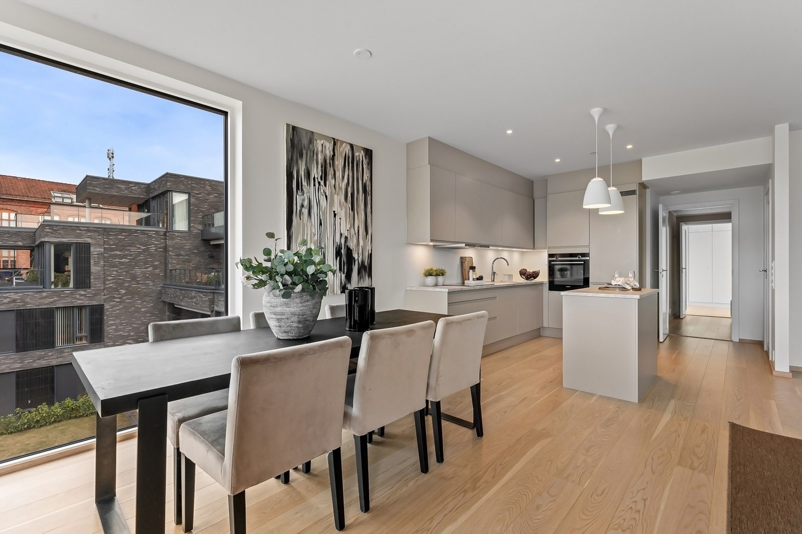 Spisestuen har fort sin naturlige plass i forlengelsen av kjøkkenet. Galleribilde