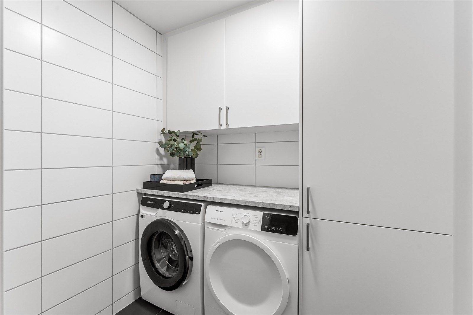 Det er svært praktisk med separat vaskerom. Her får både vaskemaskin og tørketrommel sin naturlige plass. Her er også god med skap og benkeplass. Galleribilde