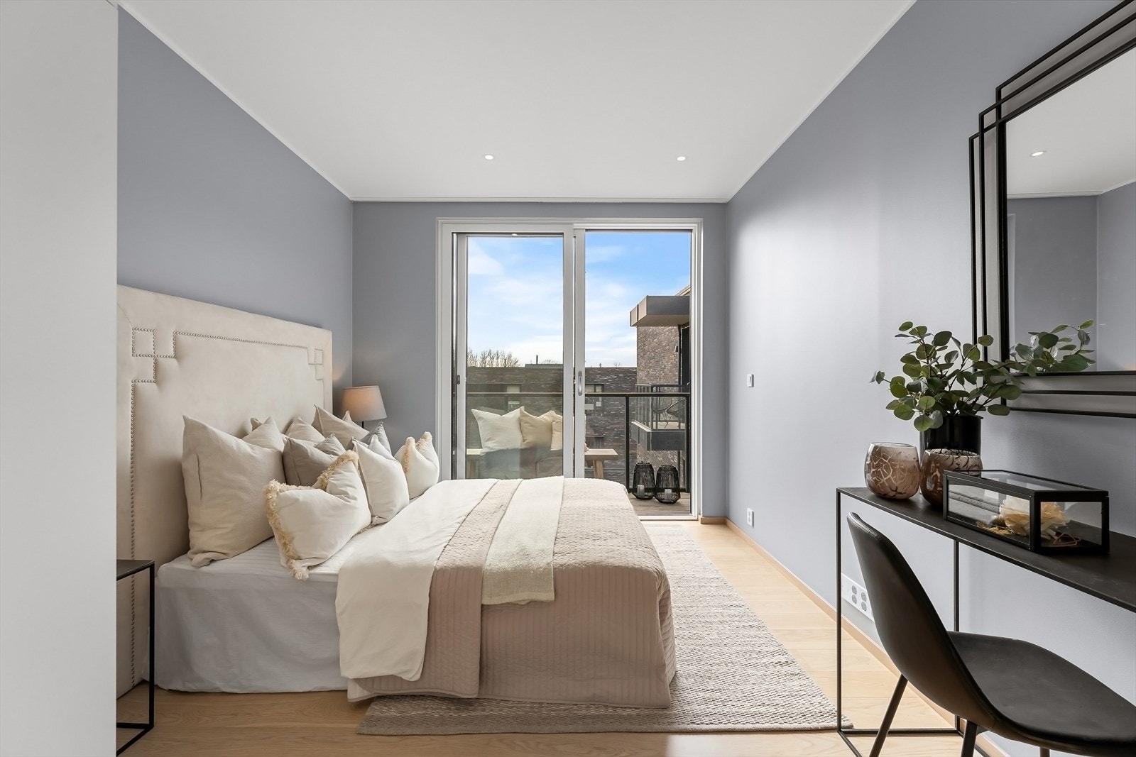 Hovedsoverommet har rause vindusflater og utgang til egen luftebalkong, hvor man kan nye morgenkaffen. Galleribilde