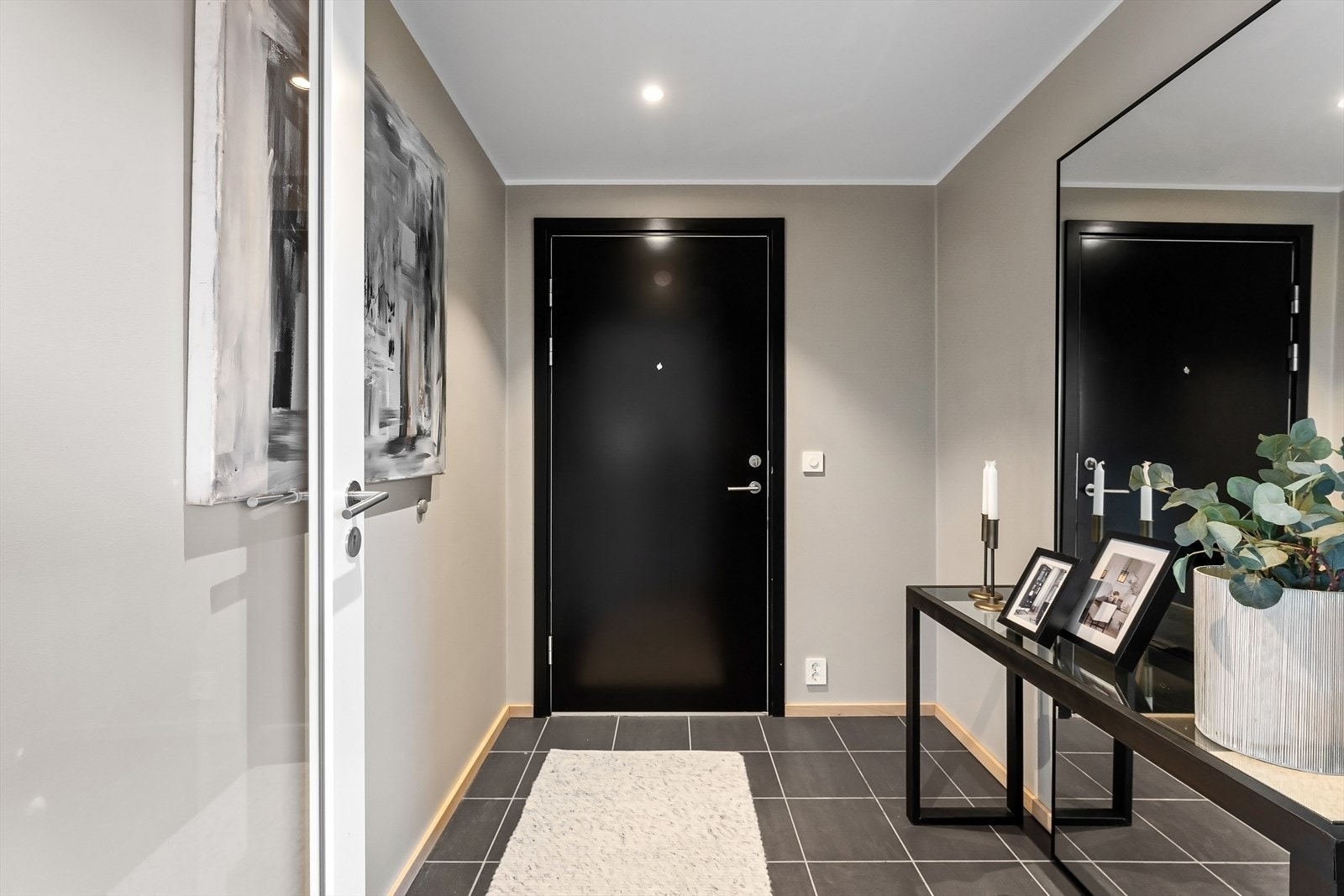 Innbydende entré med flislagt gulv. Her er også avsatt plass til garderoberekke, dersom man ønsker det. Downlights spotter i himling Galleribilde