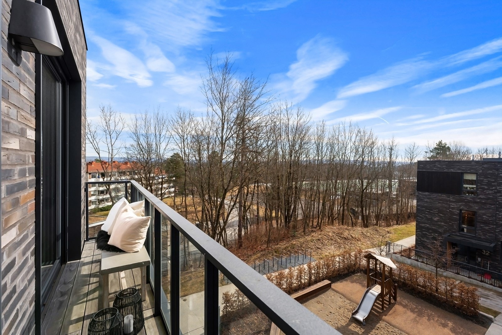 Koselig sørøstvendt balkong. Her kan du nyte frokosten i morgensolen! Høvikbanen kan ses i bakgrunnen. Galleribilde