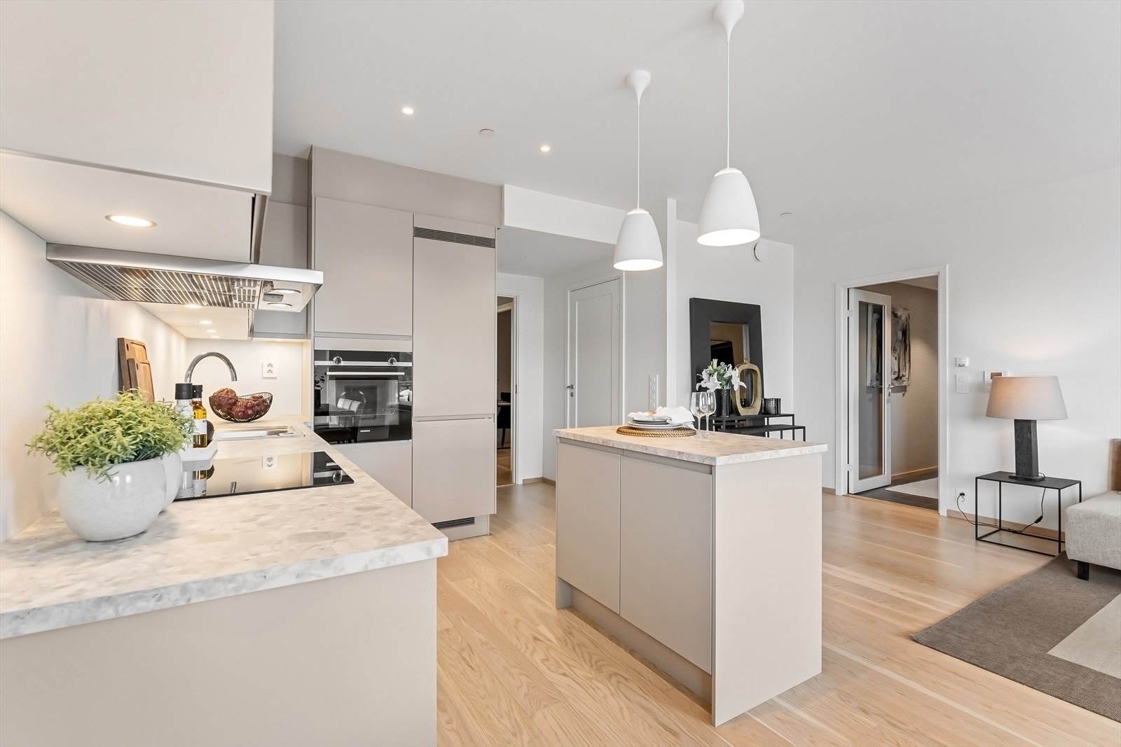 Kjøkkenet godt utrustet med skap og benkeplass. Galleribilde