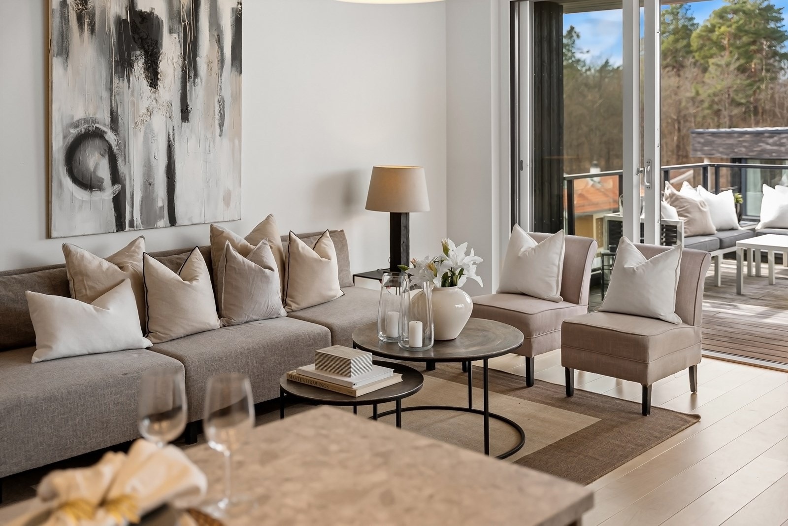 Rommets overflater består av 1.stavs parkett på gulv, malte vegger og tak. Belysning av dimbare downlights. Fra stuen er det utgang til stor og svært solrik balkong. Galleribilde