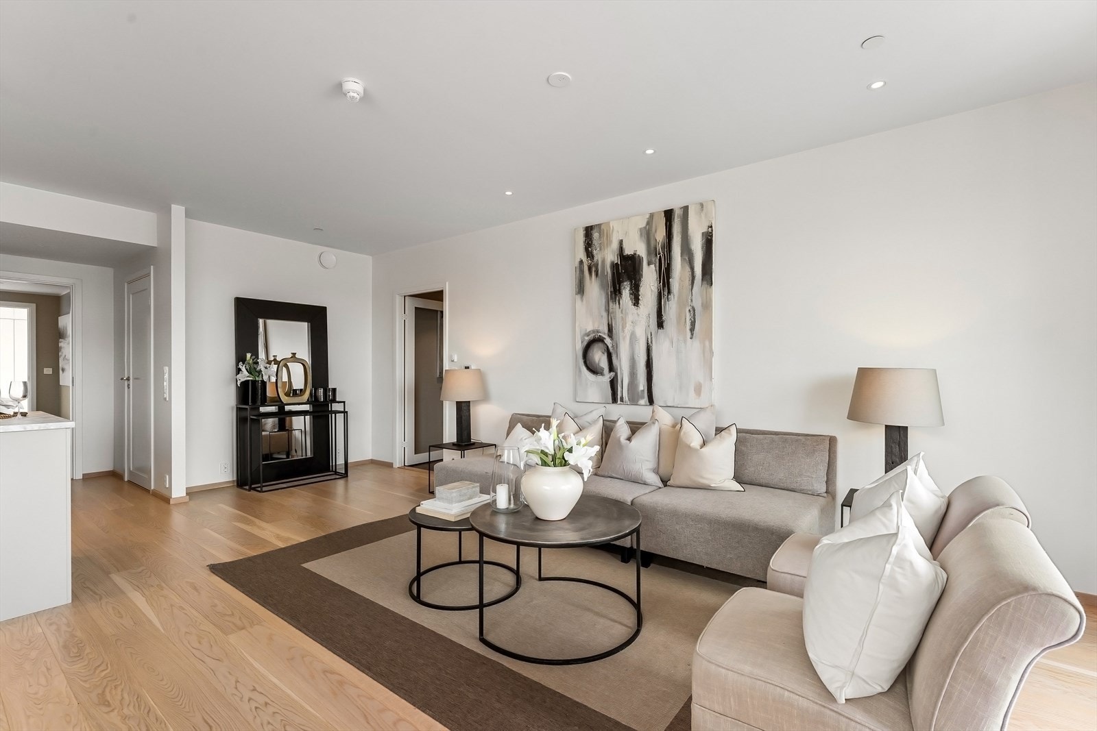 Fra entreen kommer man inn i stuen via glassdør. Enstavs parkett på gulvene. Stuen er enkel å møblere. Oppvarming med vannbåren gulvvarme. Galleribilde