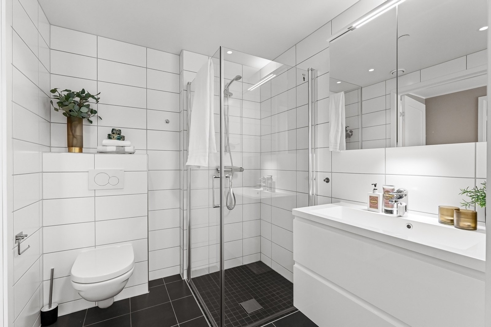 Oppbevaringsplass i dobbelt speilskap og skuffeseksjoner i underkant av servanten. Galleribilde