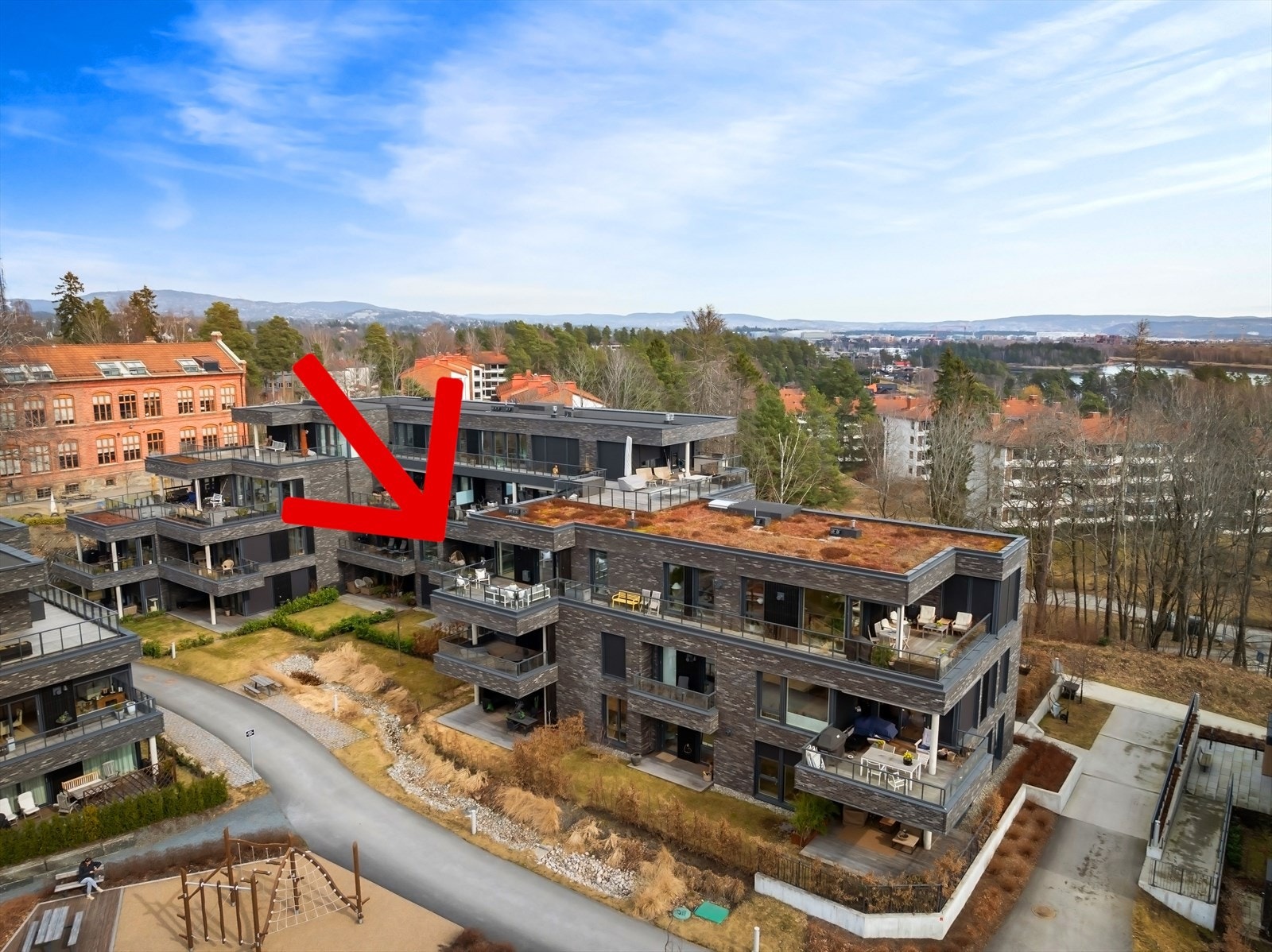 Leilighetsbygget er pent opparbeidet grøntareal og 2 lekeplasser. Galleribilde