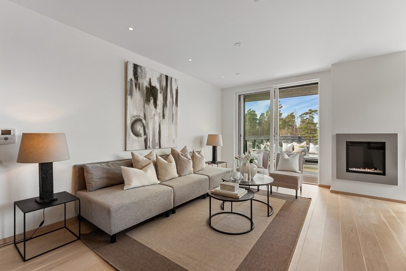 Delikat og stor stue på 37,45 m2. Her er det store vindusflater og heve/skyvedør til balkong og upåklagelig utsikt. Dette er et lyst og trivelig rom med god atmosfære! Galleribilde