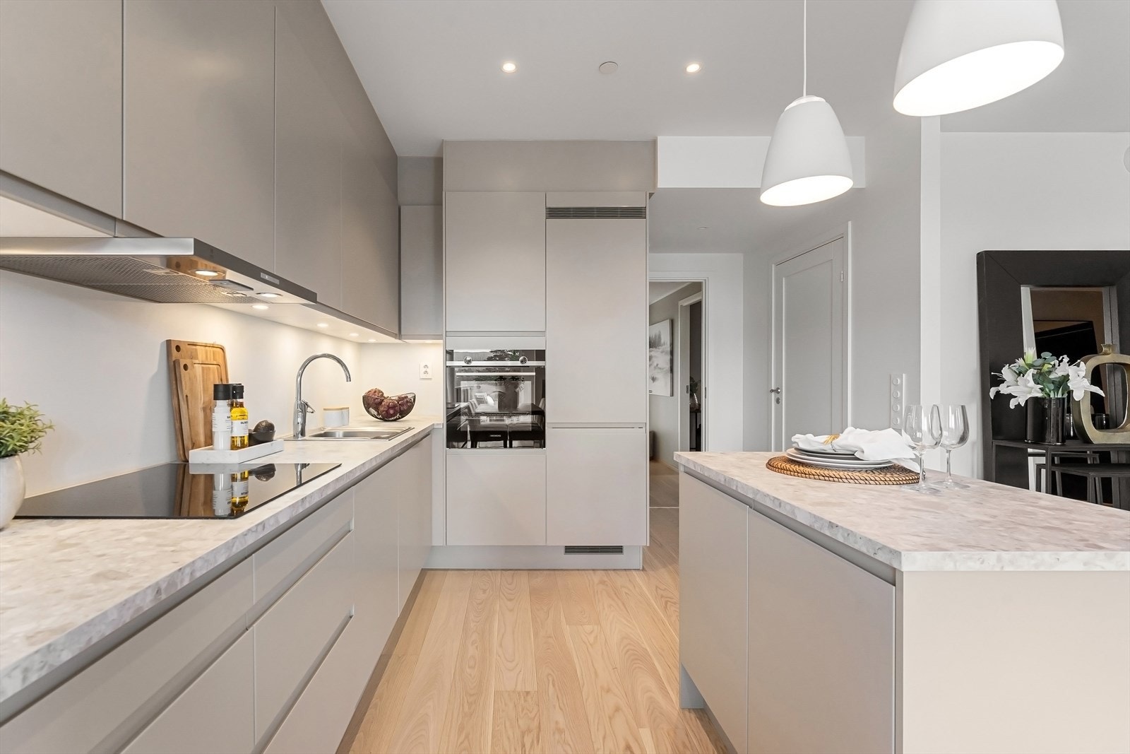 Kjøkkenet er smart innredet. Lys i underkant av overskapene gir gode arbeidsforhold når man kokkelerer. Galleribilde