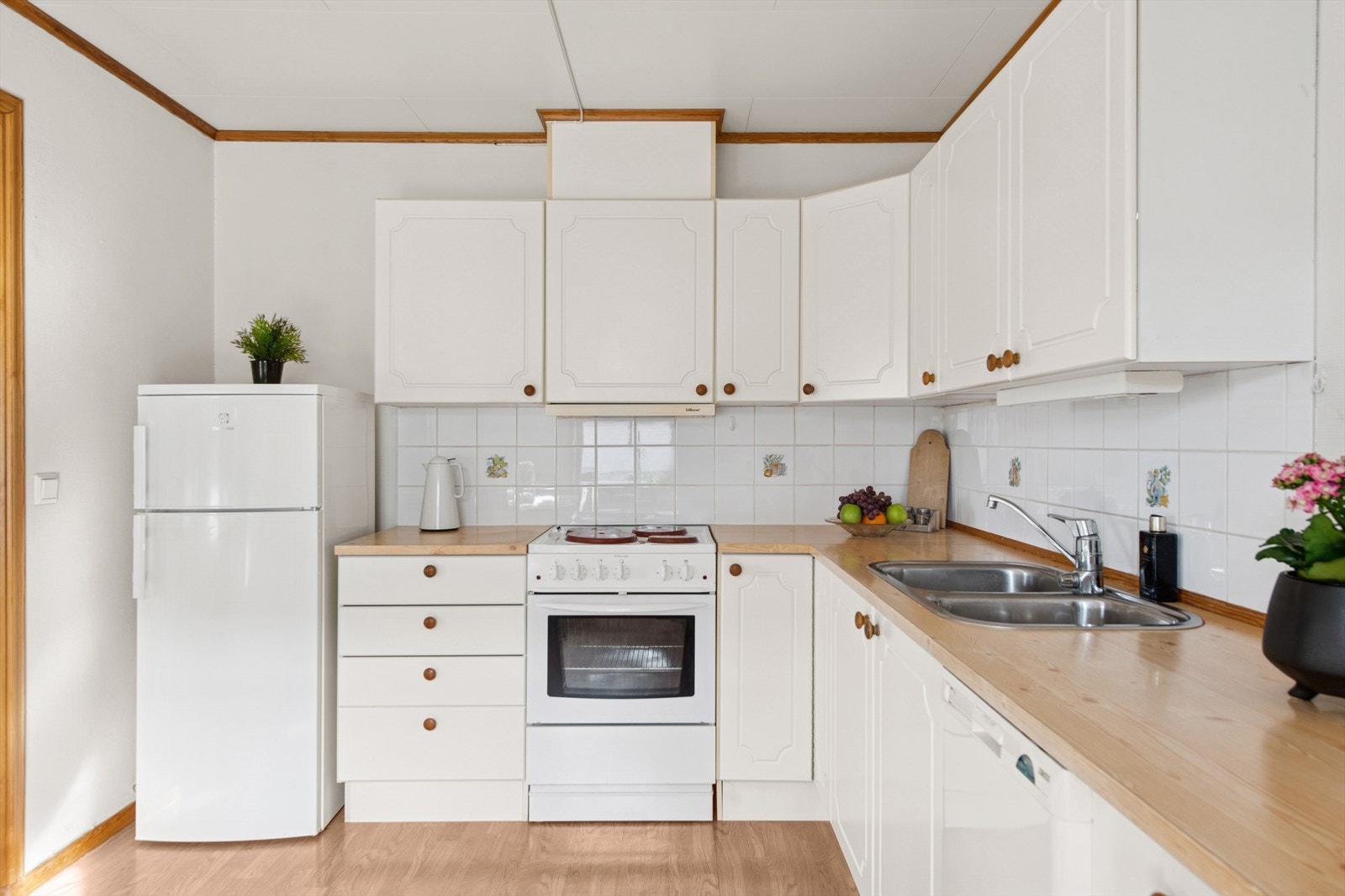 Godt med arbeidsrom ved kjøkkenbenken. Galleribilde