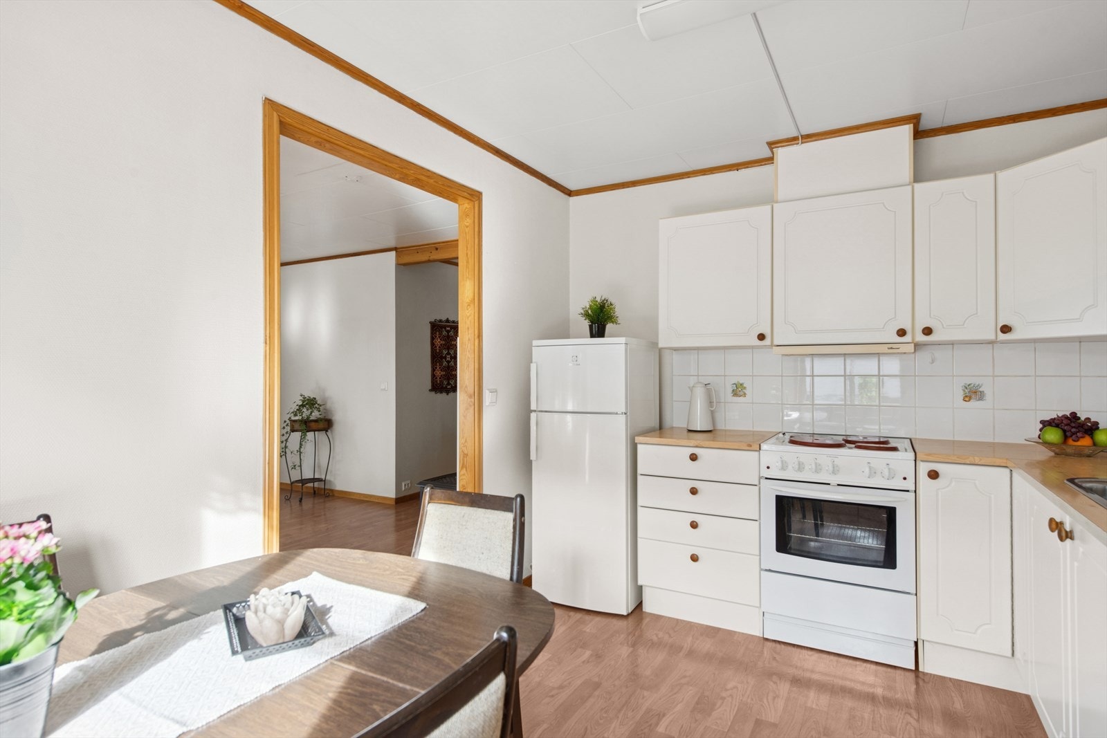 Vinklet innredning med godt av oppbevaringsplass i skuffer og skap. Galleribilde