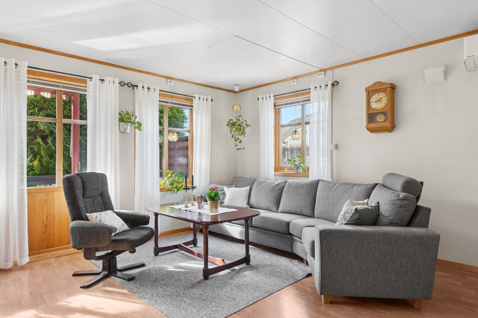 Store gode vindusflater som gir rikelig med naturlig lys inn. Galleribilde