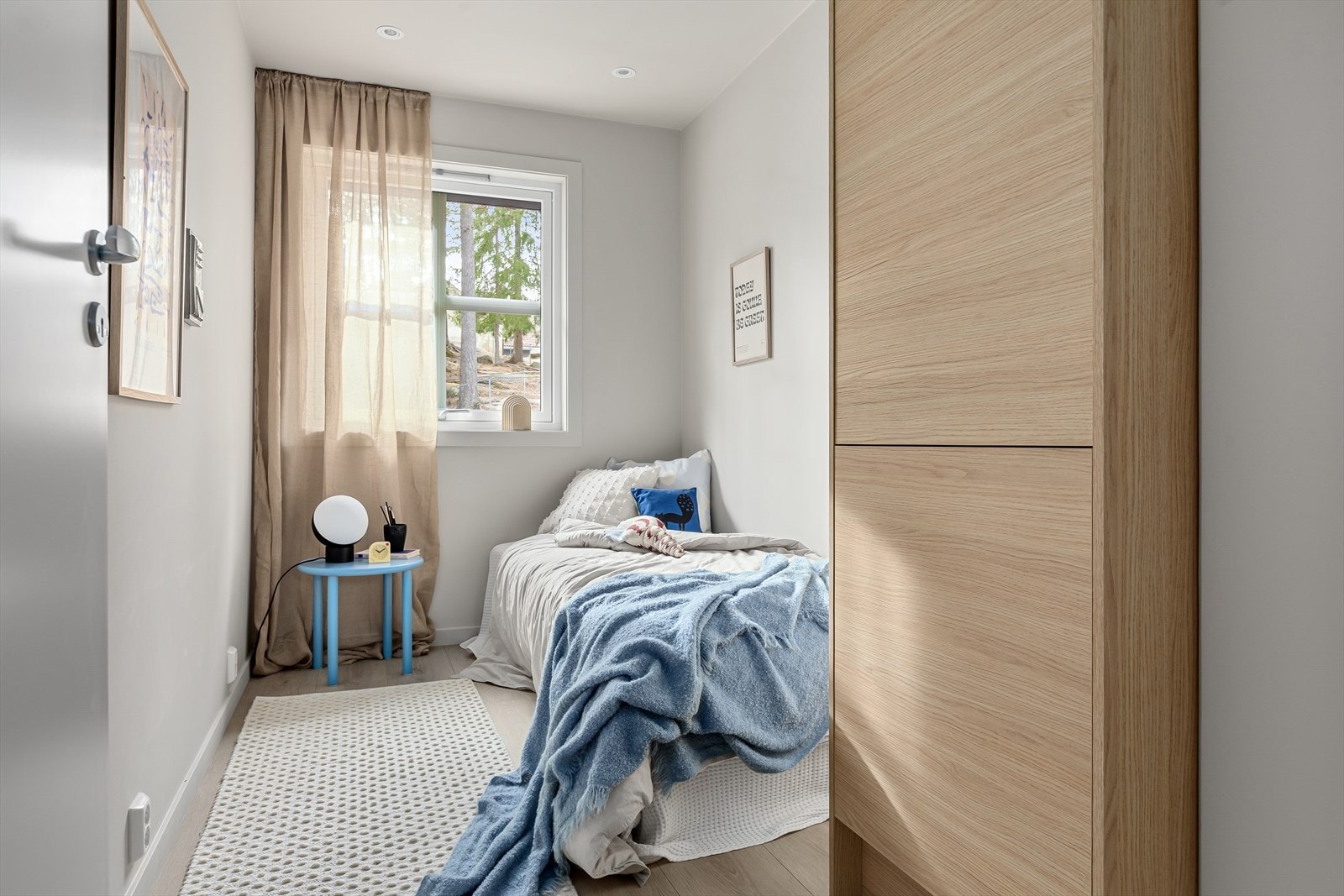 Soverom med plass til nattbord og garderobeløsning. Galleribilde