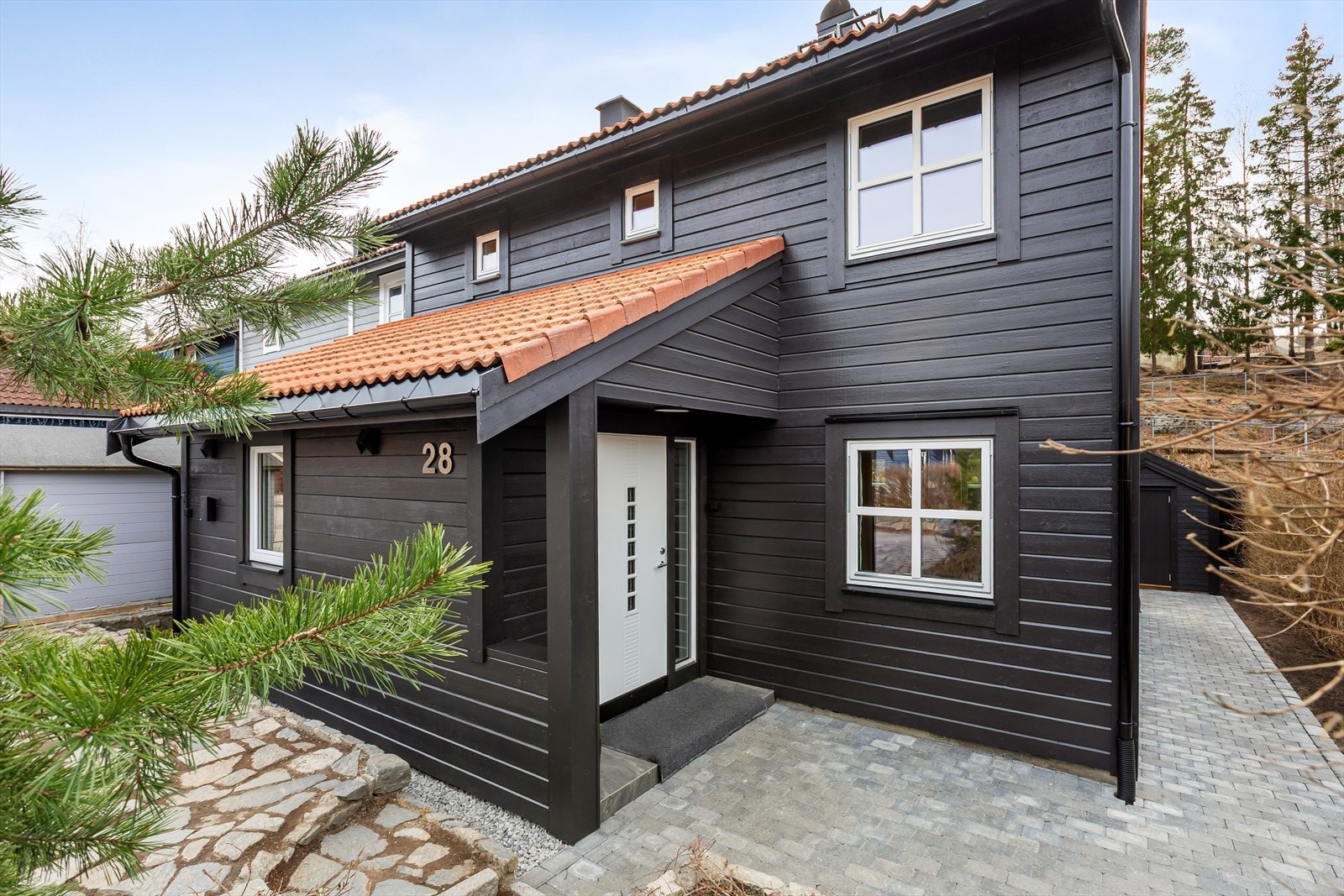 Kledningen er nylig malt/beiset. Galleribilde