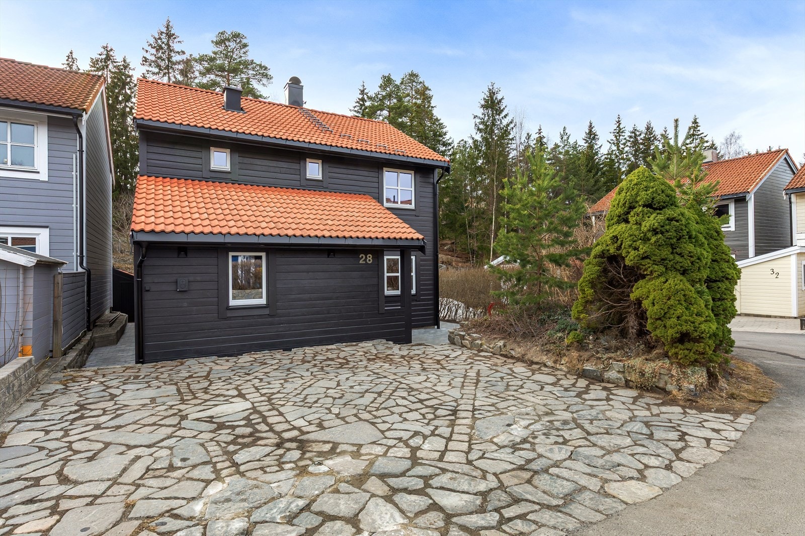 Parkeringsplass med ladestasjon for elbil. Galleribilde