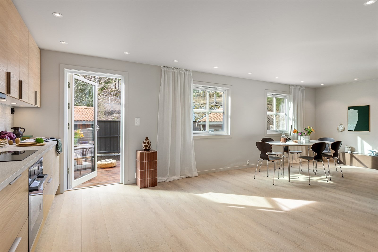 Nye, energieffektive vinduer og balkongdør med 3-lags isolerglass for bedre varmeisolering. Galleribilde