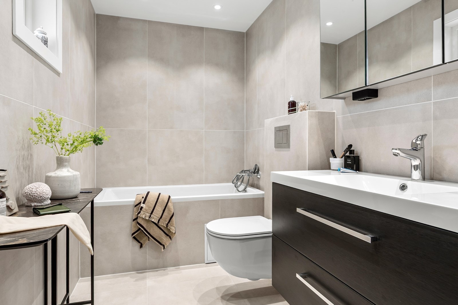 Renovert bad i både 1. etg og 2. etg, begge pusset opp i 2025 med flislagte overflater. Galleribilde