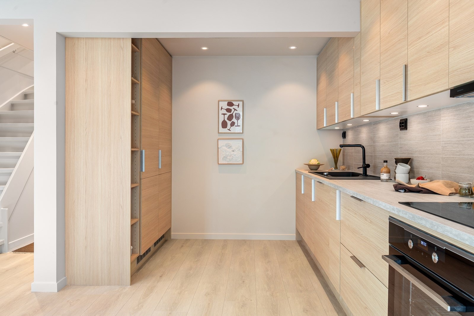 Stekeovn, platetopp, kjøl/frys og oppvaskmaskin er integrert i innredningen. Galleribilde