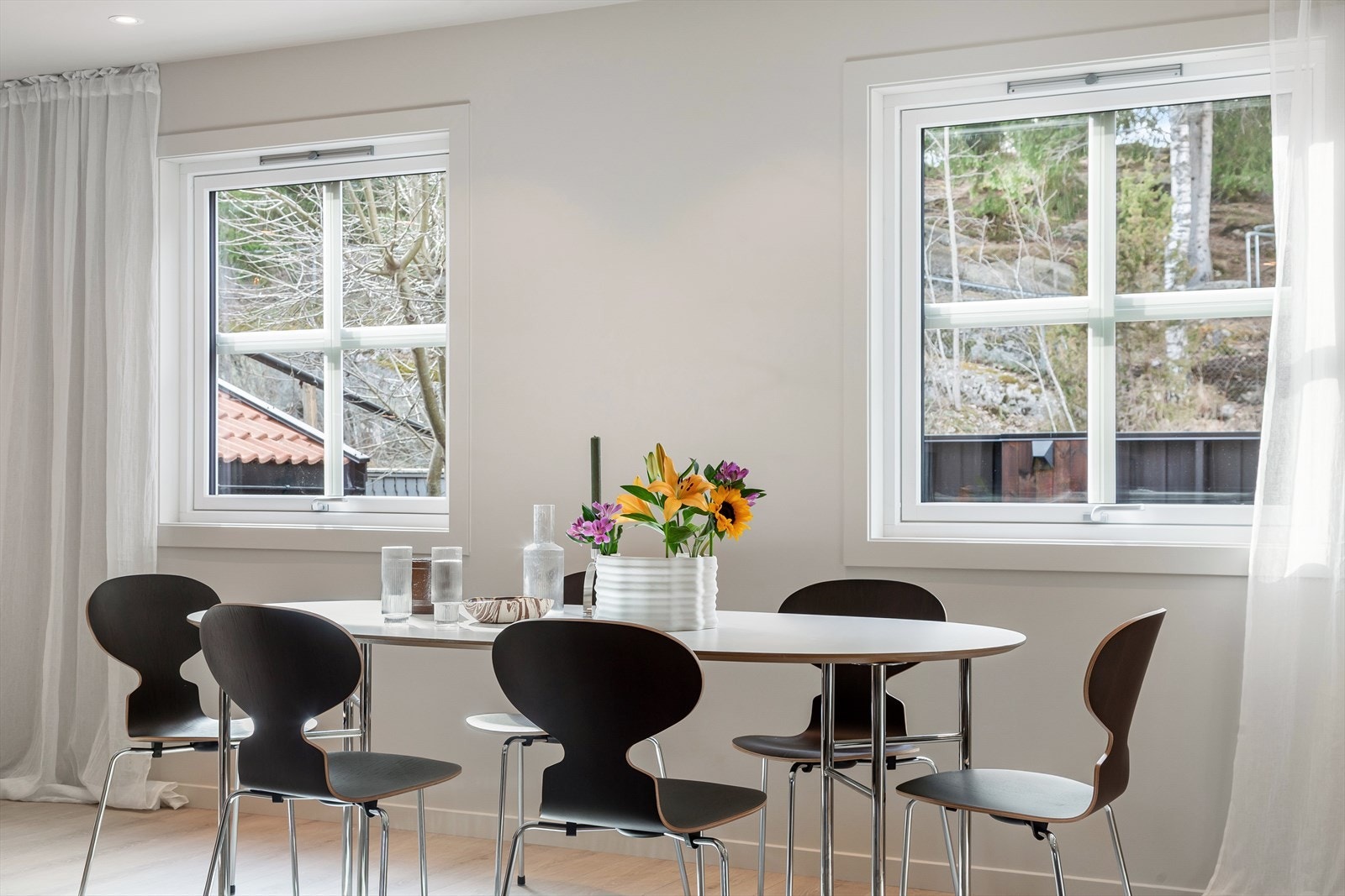 Rikelig med plass til spisestue. Galleribilde