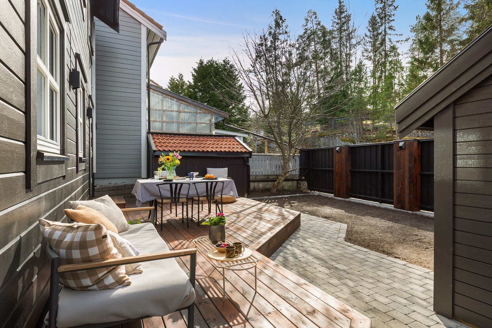 Utebelysning på fasader og hageside, kan styres via app ved montering av Zigbee-gateway. Galleribilde