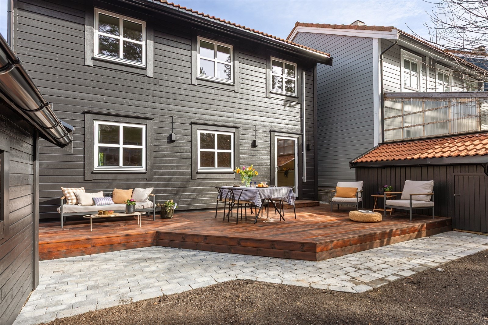 Ny belegningsstein rundt hele huset, som gir et stilrent og vedlikeholdsfritt uttrykk. Galleribilde