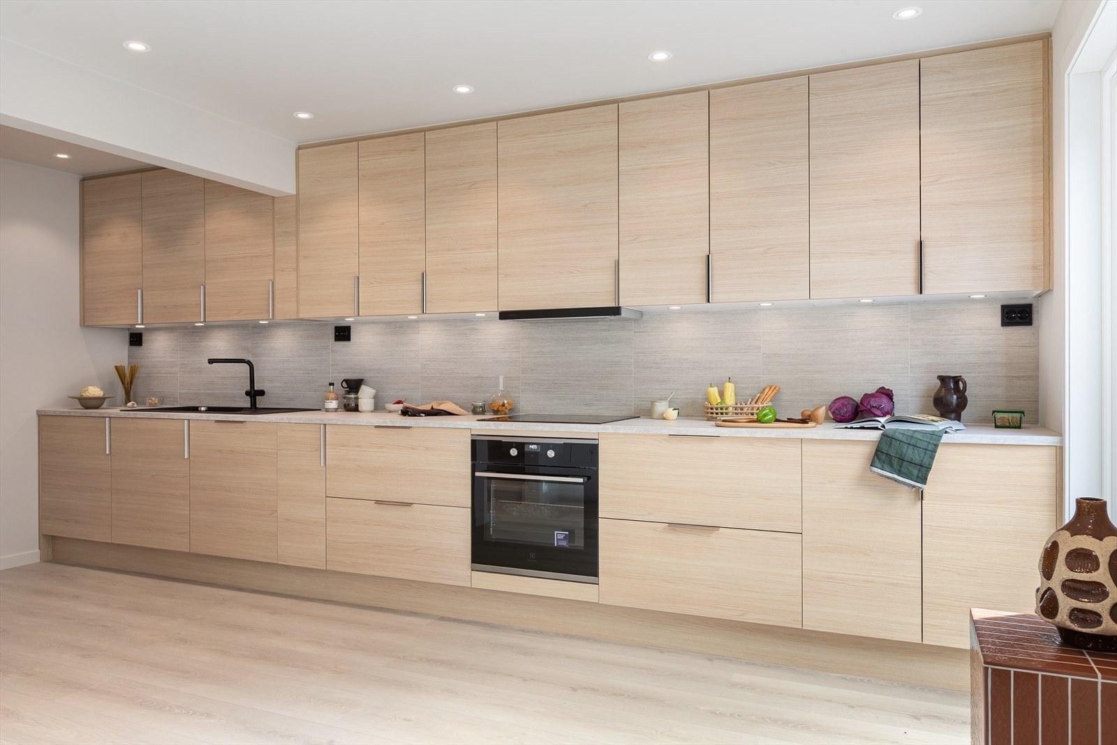 Generøse arbeidsflater på kjøkkenet, ideelle for tilberedning av deilige middager! Galleribilde