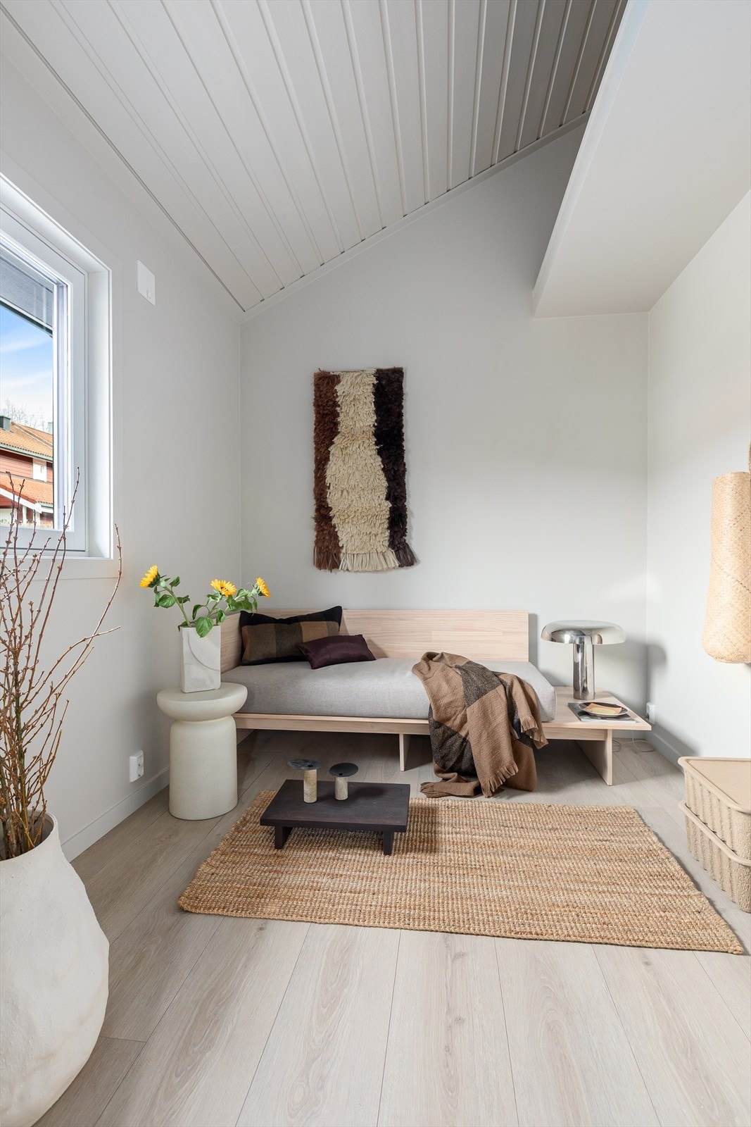 Rom innredet som soverom, rommet står i bygningstegningene oppført som sportsbod. Bruksendring er ikke omsøkt og godkjent. Galleribilde