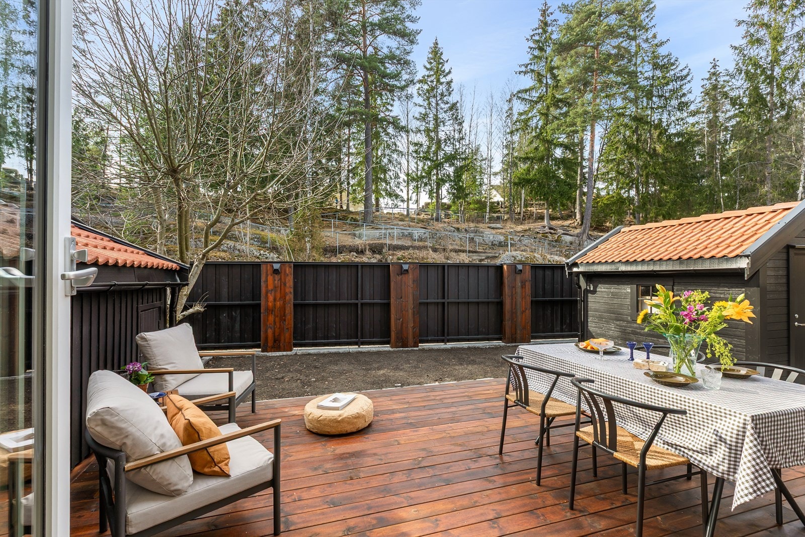 Ny utvendig terrasse på 26 m² med solrik, vestvendt plass for utendørs opphold. Galleribilde