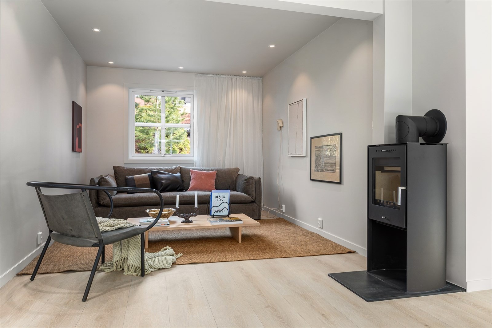 Ny pipehatt og ildsted, perfekt for koselige vinterkvelder. Galleribilde