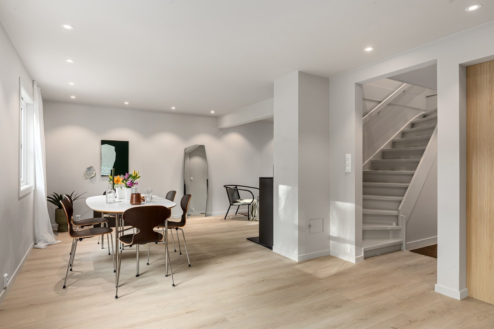 Nytt gulv i alle rom, i oppholdsrom er det laminat av typen Berry Alloc Grand Avenue. Galleribilde