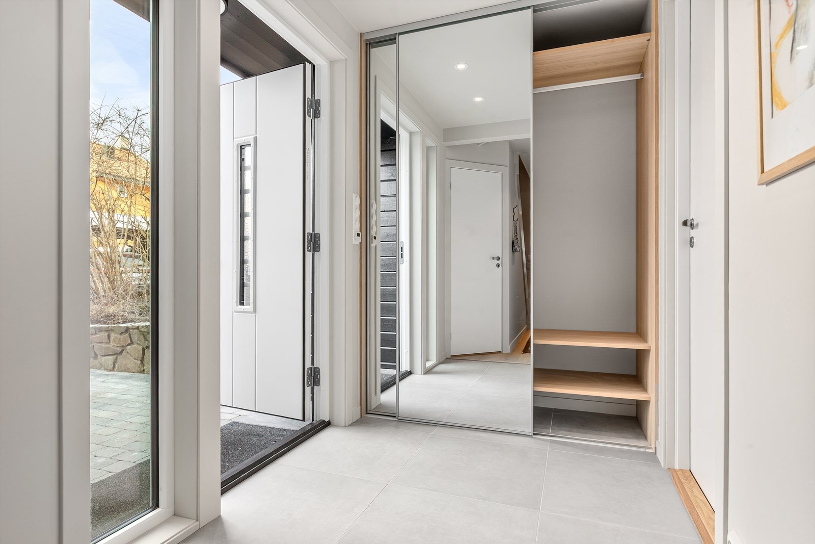 Varmekabler i entré med fliser, som gir en moderne og praktisk løsning. Galleribilde