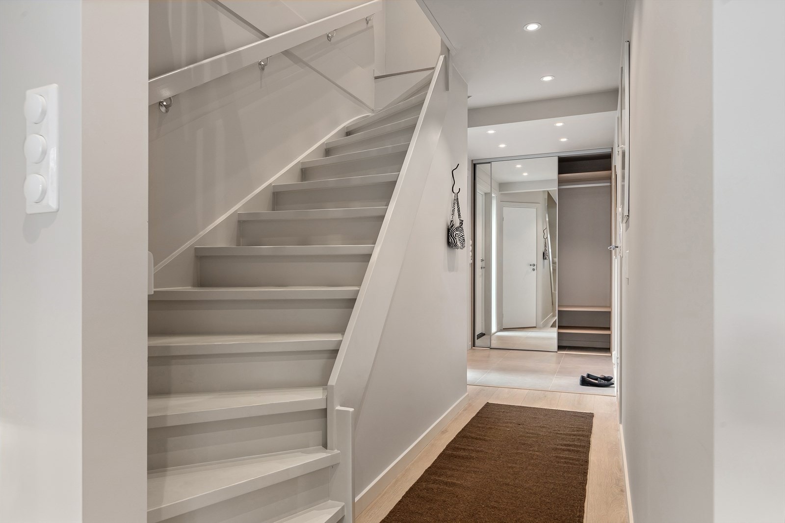 Vannbåren gulvvarme i 1. etg med trådløse termostater som kan styres via app (Zigbee-gateway). Galleribilde