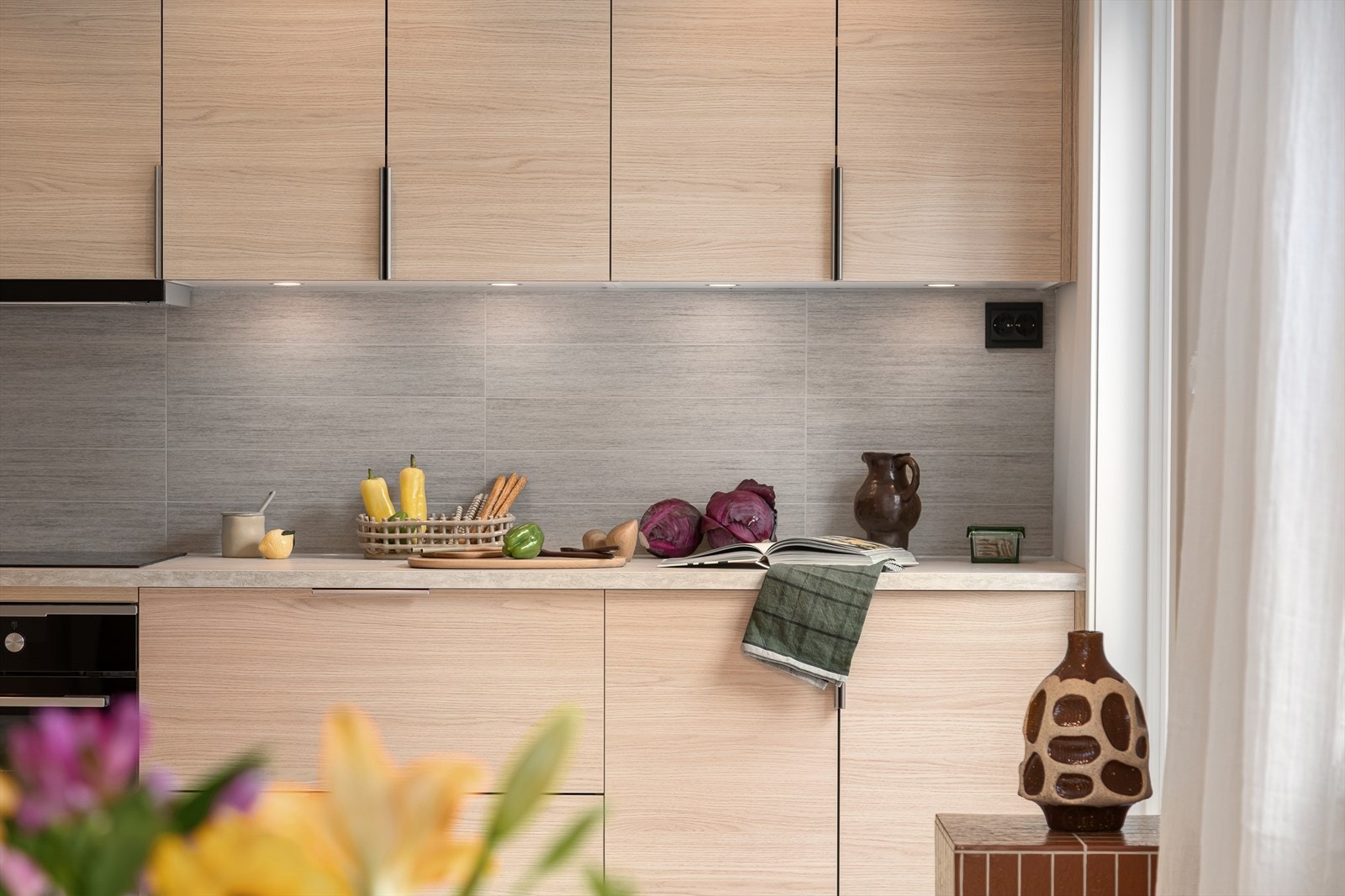 Laminat benkeplate med nedfelt kum i kompositt. Galleribilde