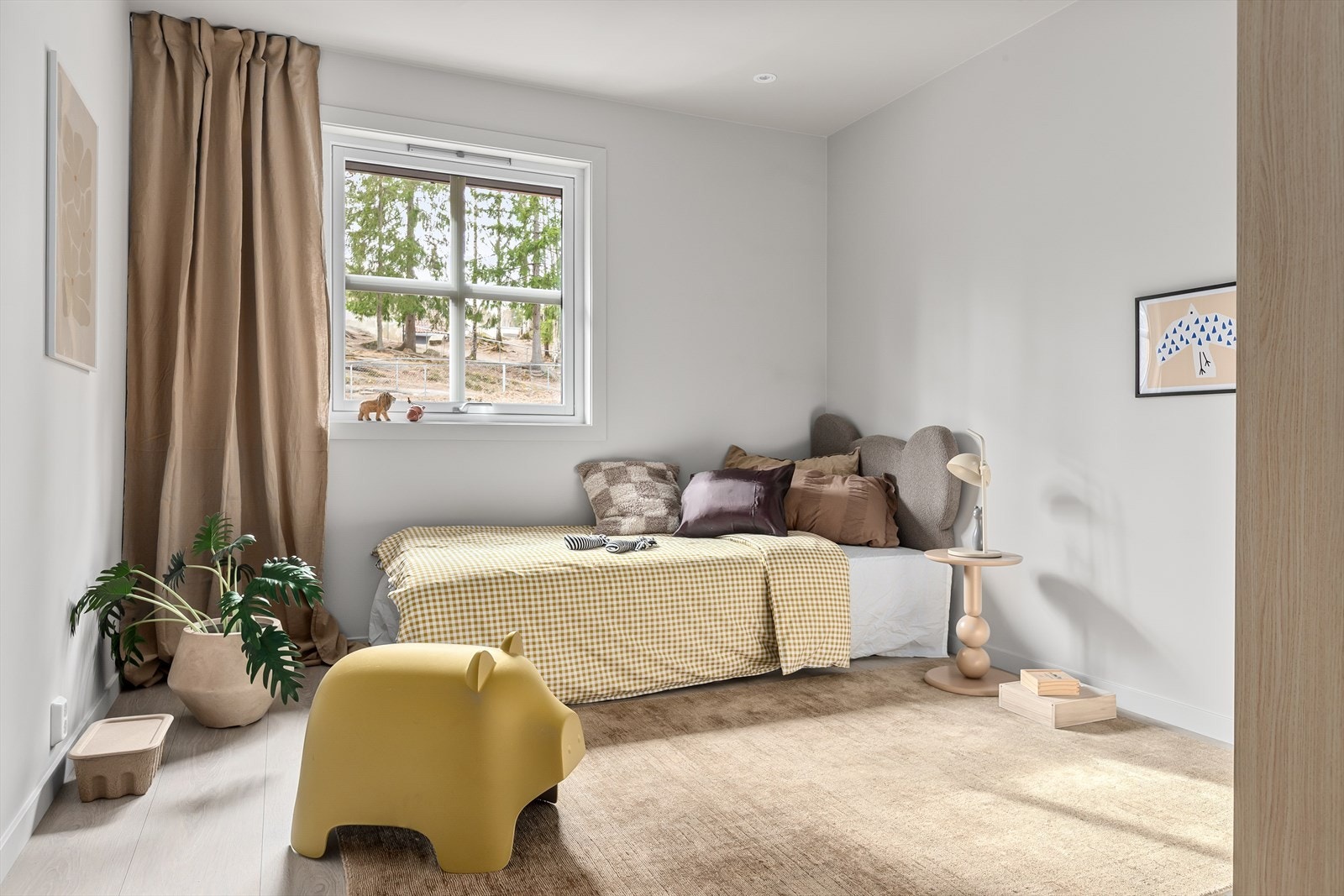 Romslig soverom med plass til nattbord. Galleribilde