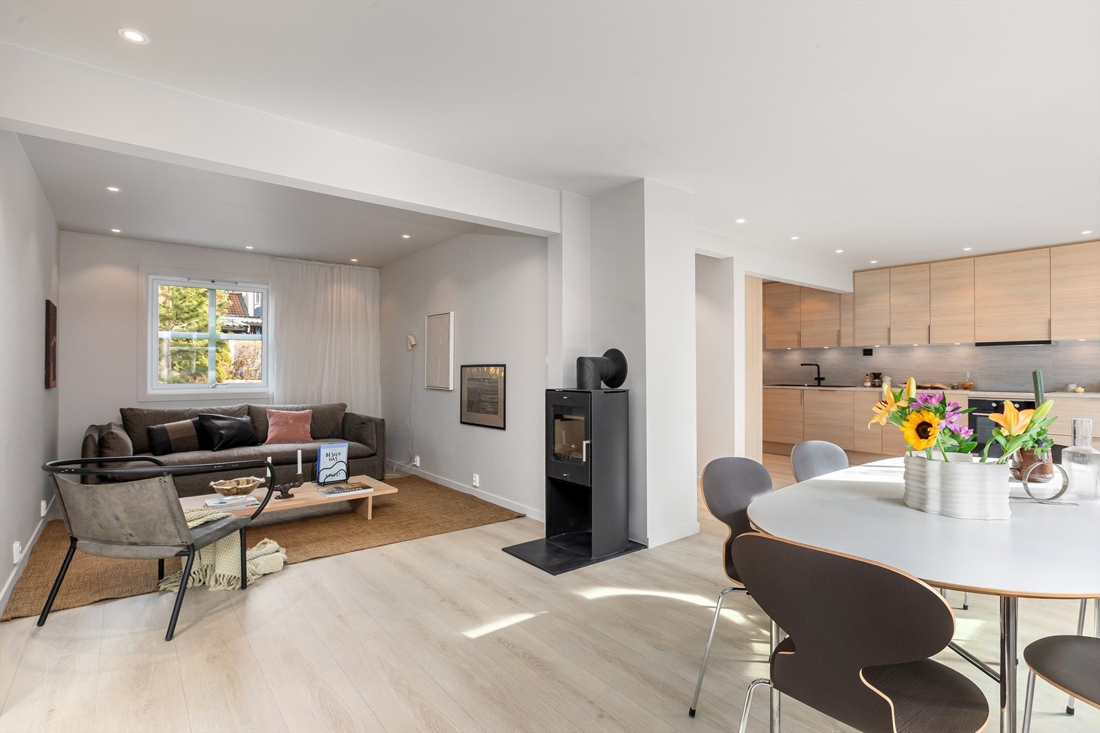 Lys og romslig stue med plass til flere soner. Galleribilde