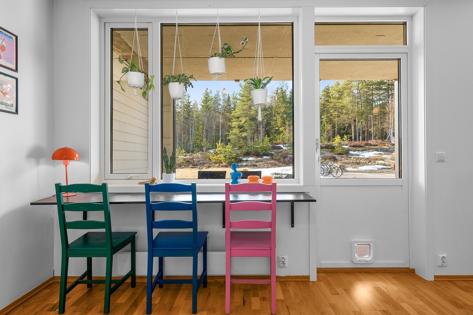 Leiligheten har en god beliggenhet på feltet. Her sitter du skjermet med utsyn til skogen. Galleribilde