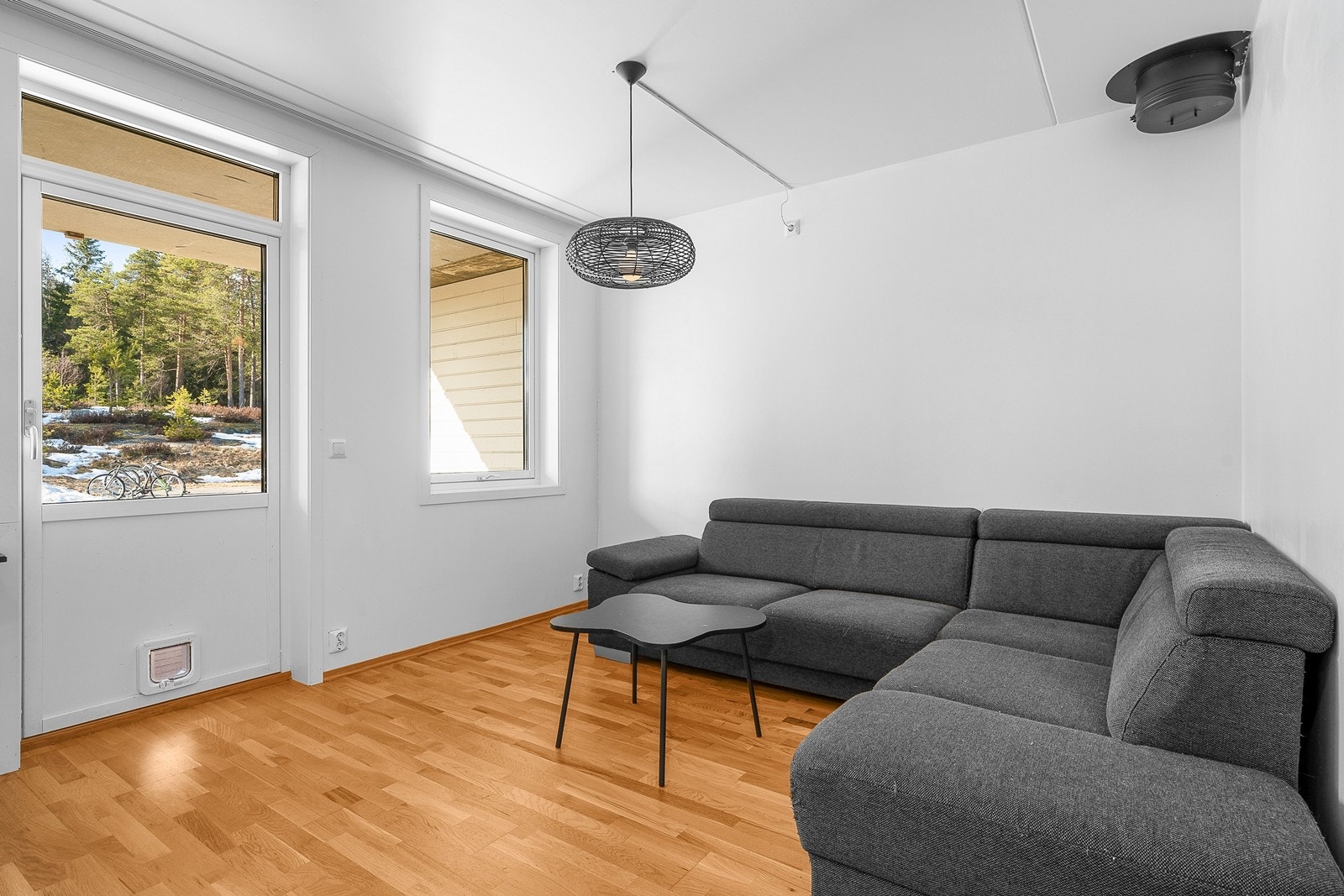 Direkte utgang fra stuen til terrasse som er overbygd og vestvendt. Perfekt for fine sommerdager. Galleribilde