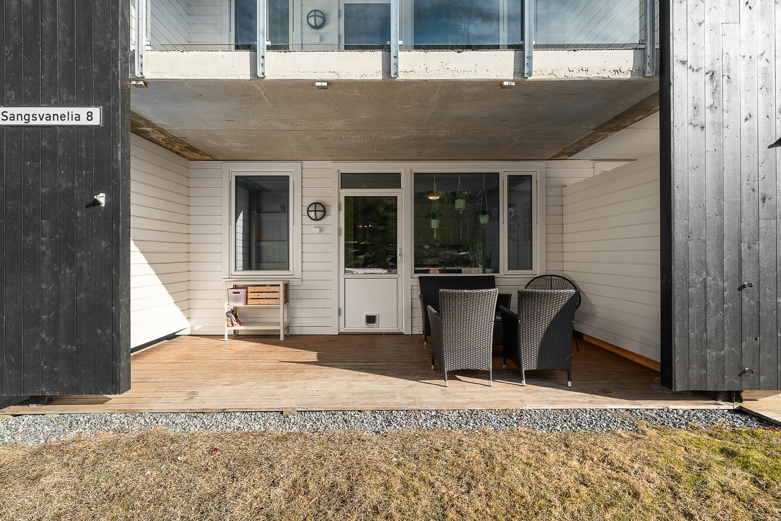 Overbygd terrasse på ca. 14 kvm. som blir en naturlig forlengelse av stuen på sommertid. Galleribilde