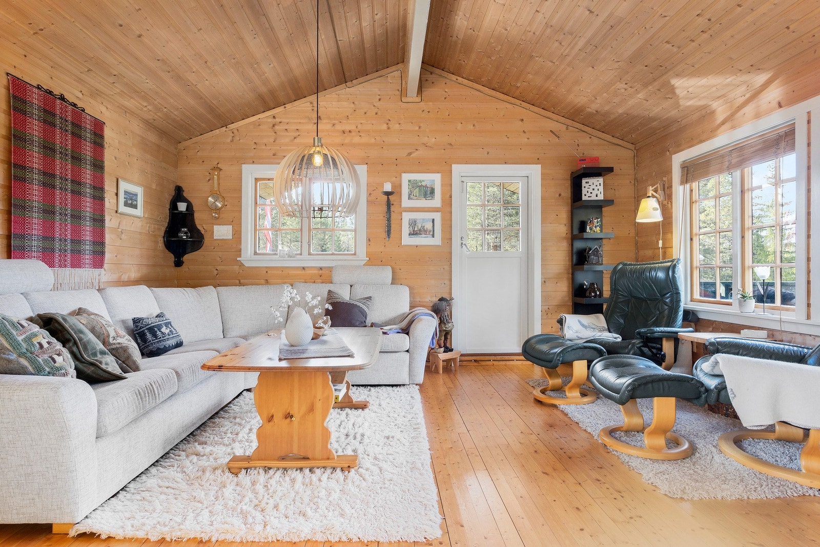 Stuen er lys og trivelig med god takhøyde. Galleribilde