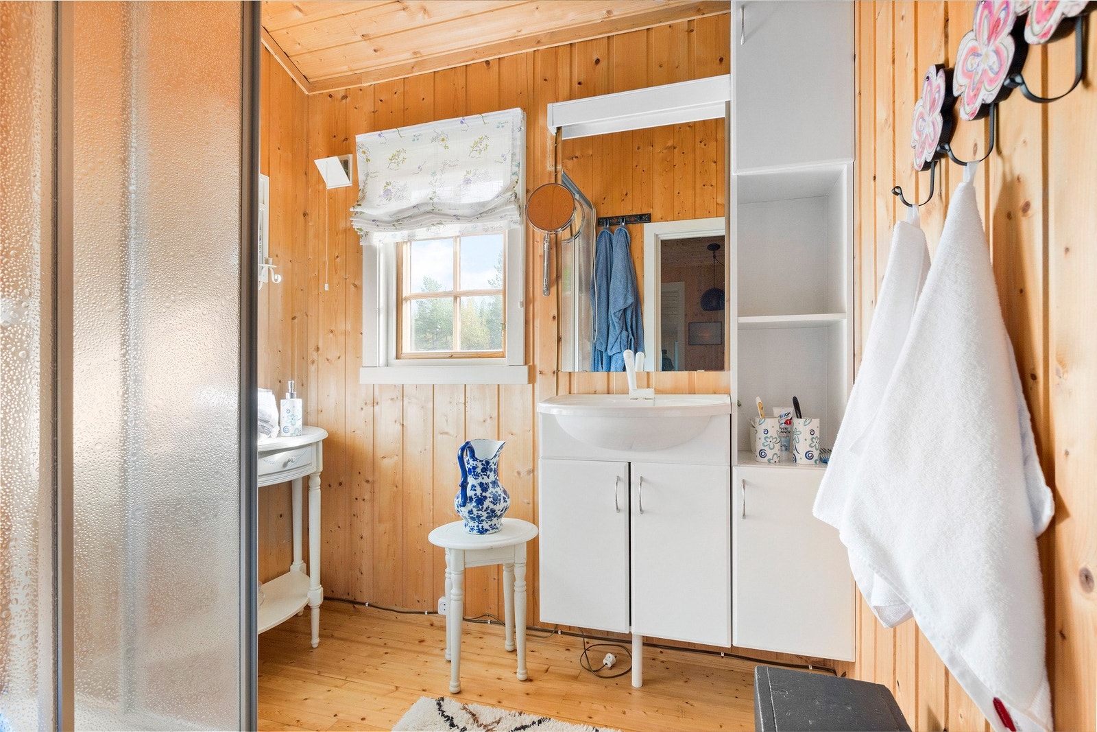 Hytta er uten innlagt vann og avløp, men er utstyrt med dusjkabinett og vask, slik at man kan benytte pumpeutstyr med medbragt vann for en praktisk løsning. Galleribilde